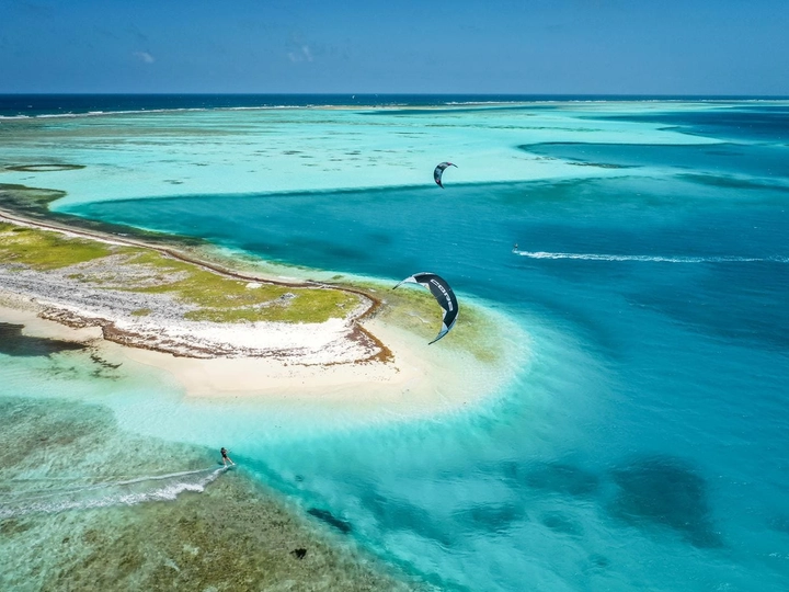 Immense distese di acqua cristallina e atolli nell'arcipelago di Los Roques