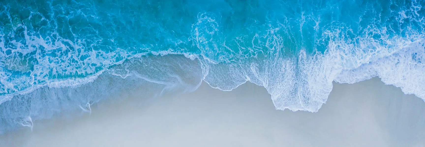 Spiaggia paradisiaca con mare turchese e kitesurf