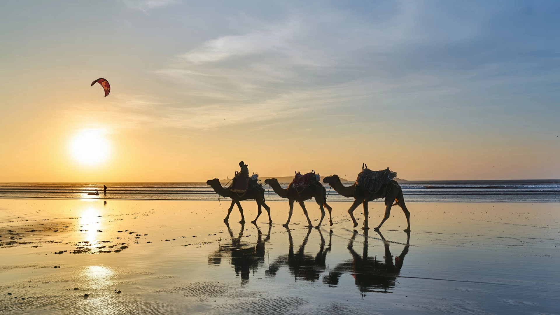 Foto del mare di Essaouira con i kiters su tutta la spiaggia