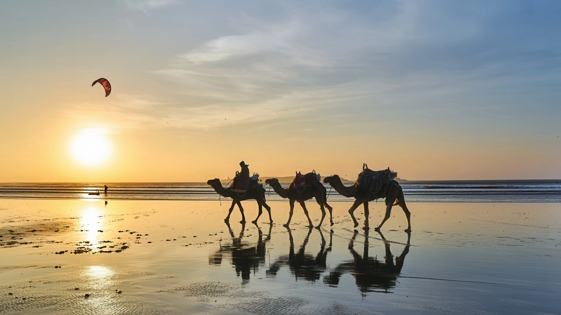 Foto del mare di Essaouira con i kiters su tutta la spiaggia