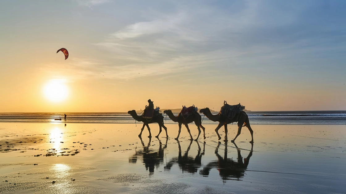 Foto del mare di Essaouira con i kiters su tutta la spiaggia