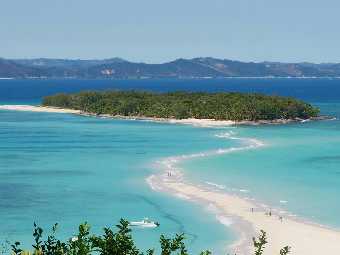 Spiagge incontaminate del Madagascar con acque cristalline e baobab giganti
