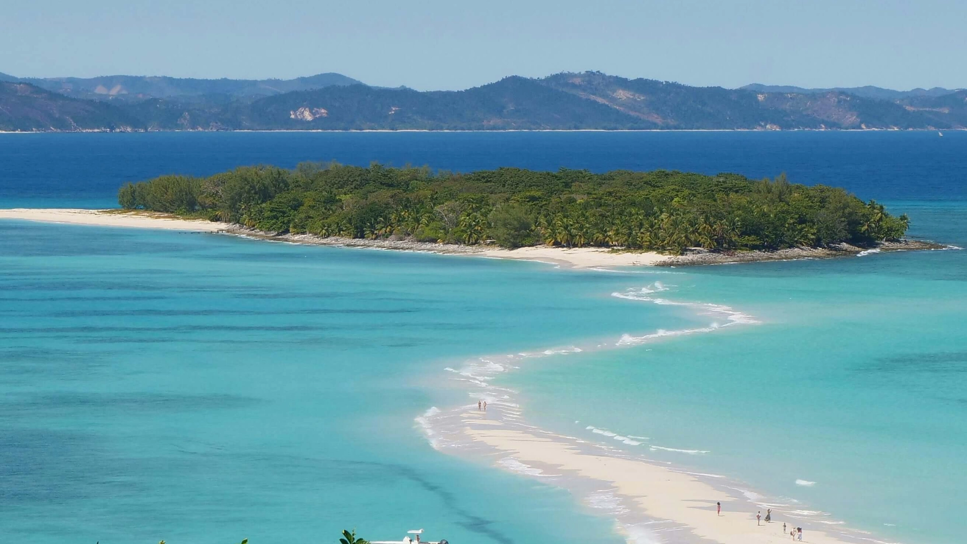 Spiagge incontaminate del Madagascar con acque cristalline e baobab giganti