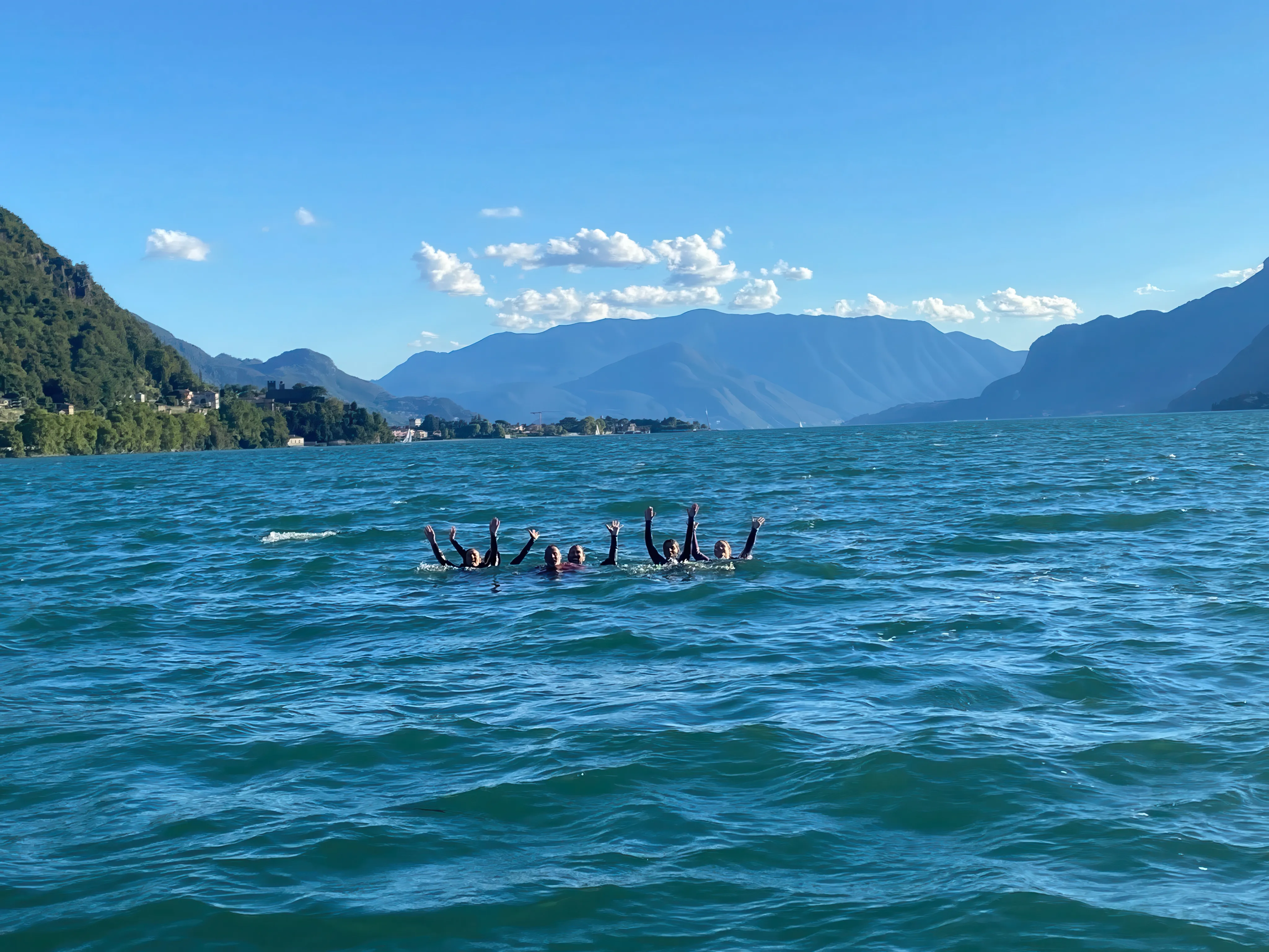 Gruppo di studenti durante una lezione di kitesurf sul Lago di Como
